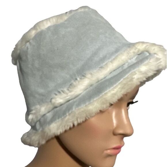 Cute women Astrid Sherpa Bucket Hat no tag measures 10inches
Good condition - Picture 1 of 5